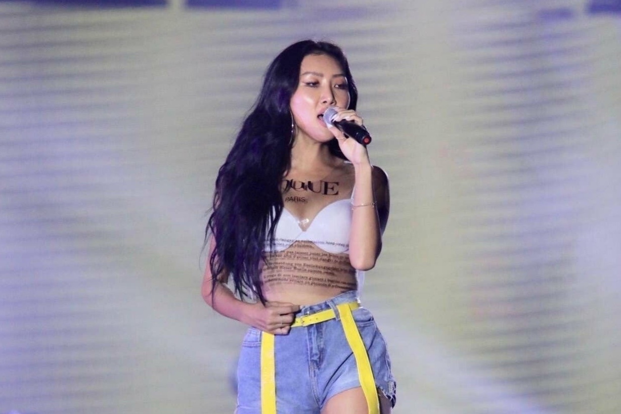 Hwasa gay chu y voi man trinh dien tao bao hinh anh