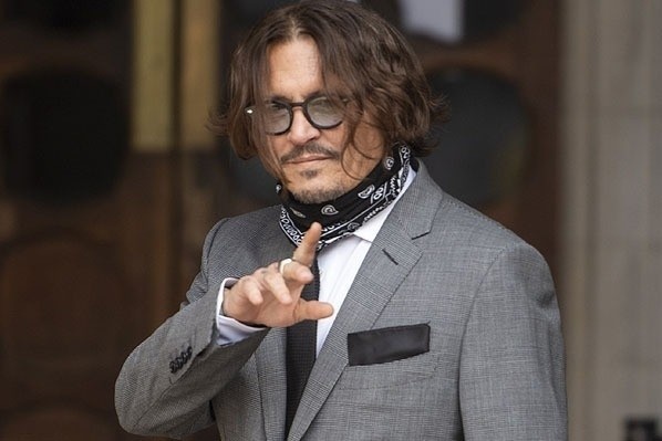 Johnny Depp ky hop dong quang cao beo bo voi Dior hinh anh