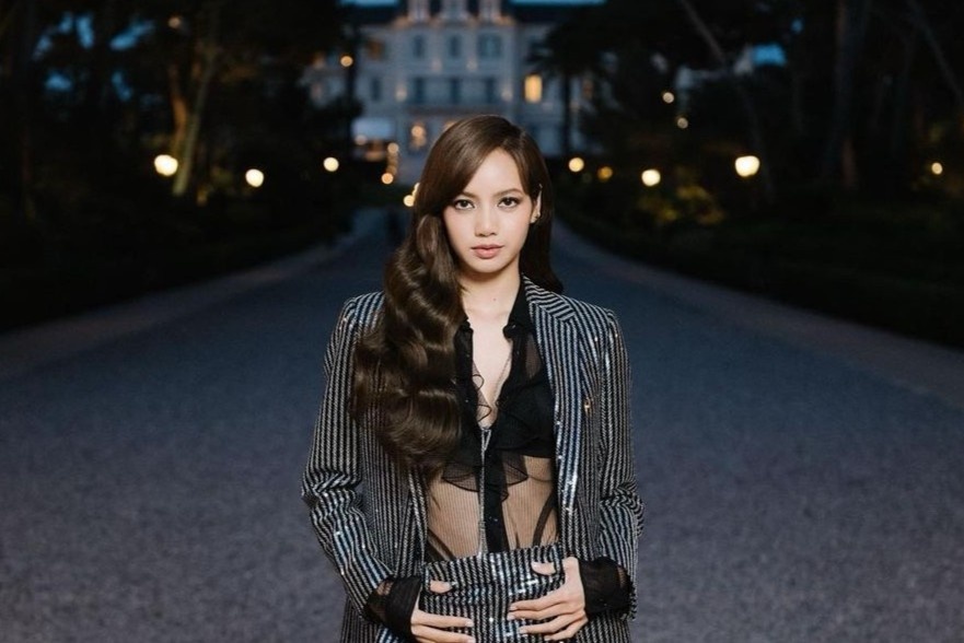 Lisa mac ho bao du tiec cung V (BTS) o Phap hinh anh