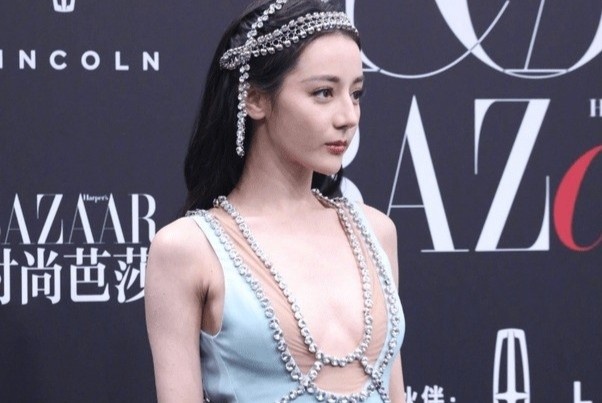 Dich Le Nhiet Ba gap rac roi vi mac vay xe nguc sau hinh anh