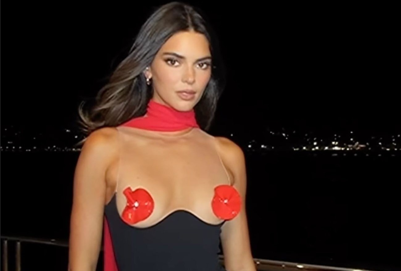 Sao nu dang bien mieng dan nguc thanh 'trang suc vong mot' hinh anh