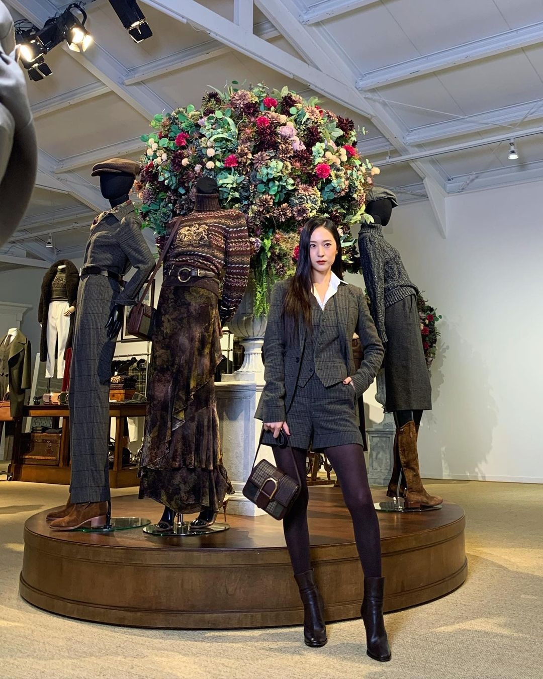 váy xẻ ngực krystal ảnh 10 vay xe nguc krystal anh 10