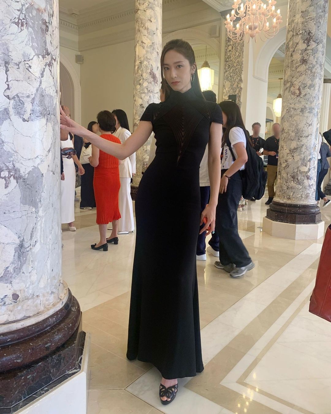 váy xẻ ngực krystal ảnh 6 vay xe nguc krystal anh 6