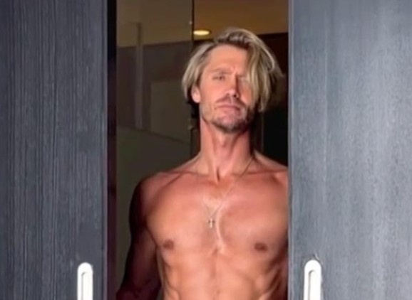 Nam tai tu gay chu y voi co bap o tuoi 42 hinh anh