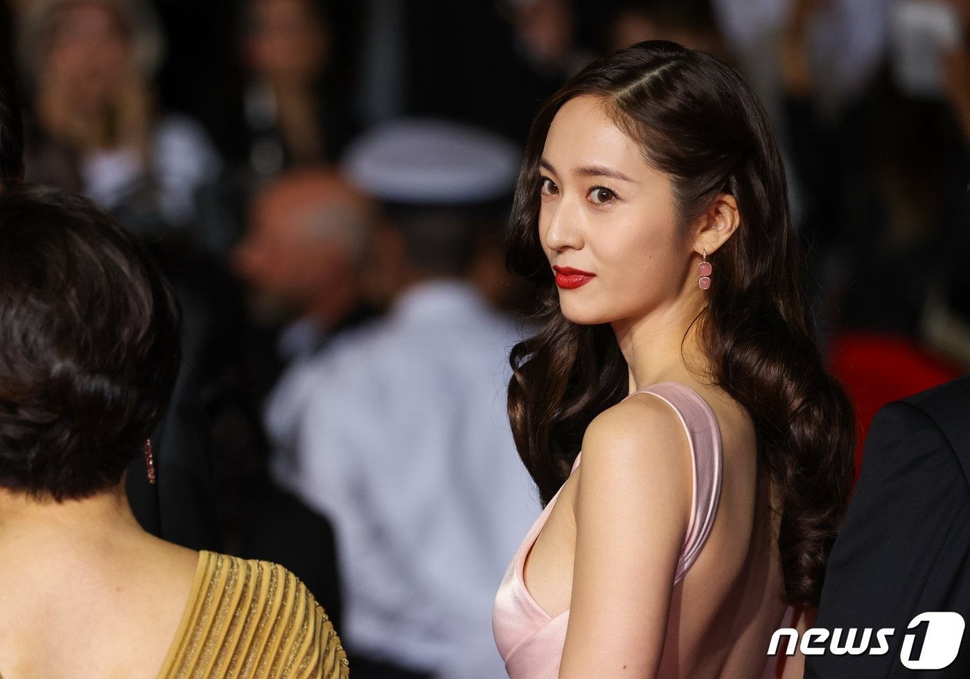 vay xe nguc krystal anh 1