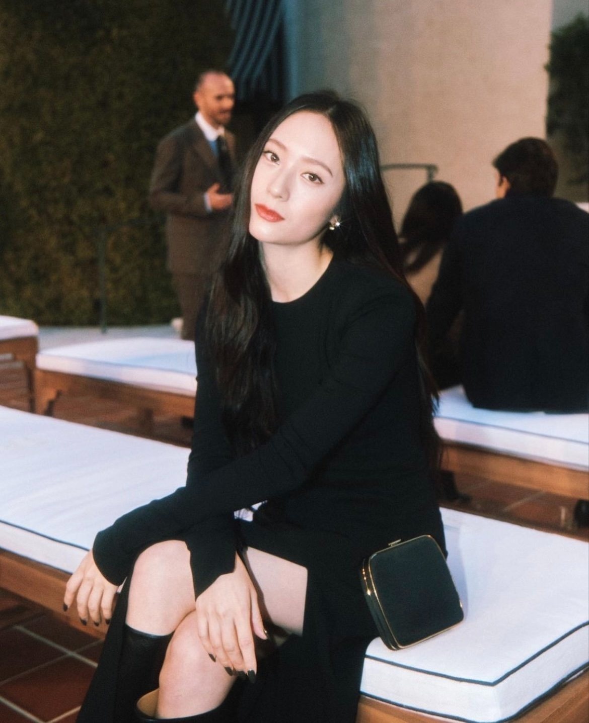 váy xẻ ngực krystal ảnh 12 vay xe nguc krystal anh 12