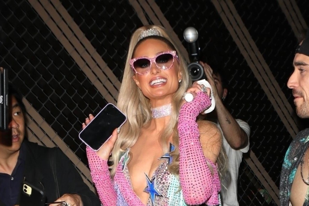 Paris Hilton dien dam xe nguc trong concert hinh anh