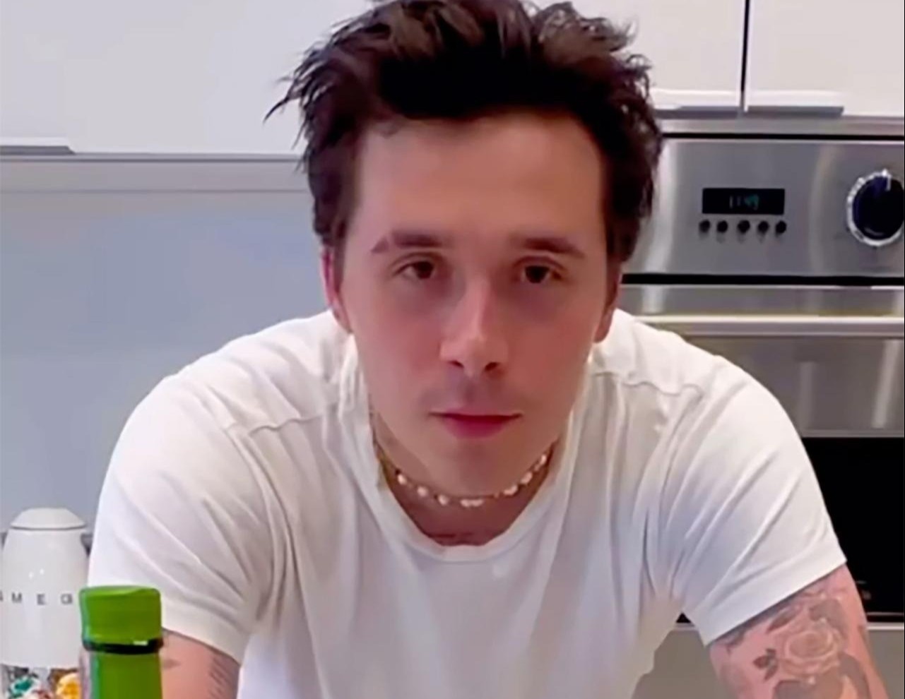 Brooklyn Beckham lai gay tranh cai vi nau an hinh anh
