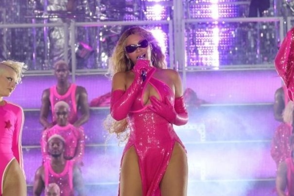 Beyonce gap su co khi mac vay xe nguc hinh anh