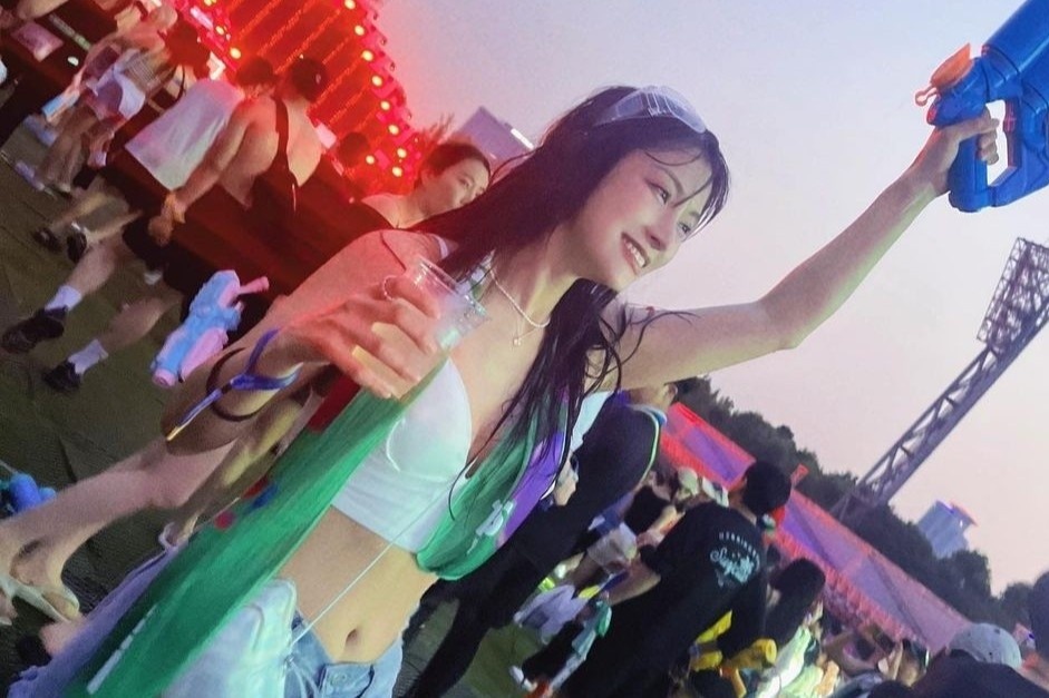 Park Gyuri goi cam voi ao bra tai le hoi nuoc hinh anh