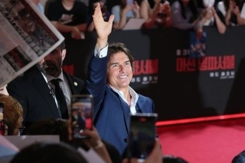Khan gia ngat xiu khi doi gap Tom Cruise o Han Quoc hinh anh