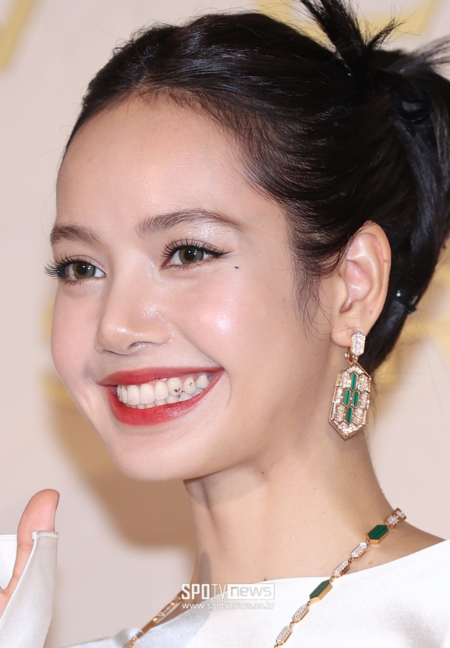 lisa đính đá răng ảnh 2 lisa dinh da rang anh 2