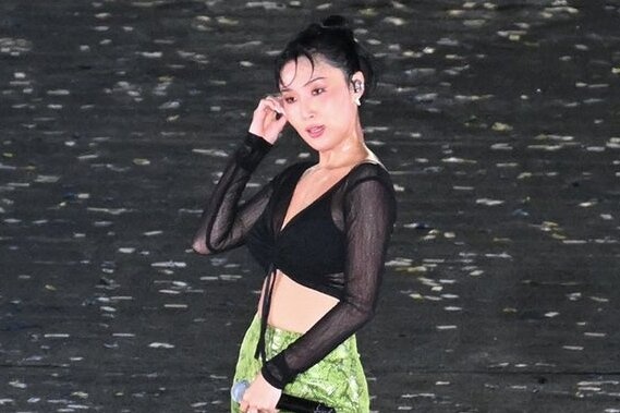 Hwasa trinh dien goi cam sau tin hen ho doanh nhan hon 12 tuoi hinh anh