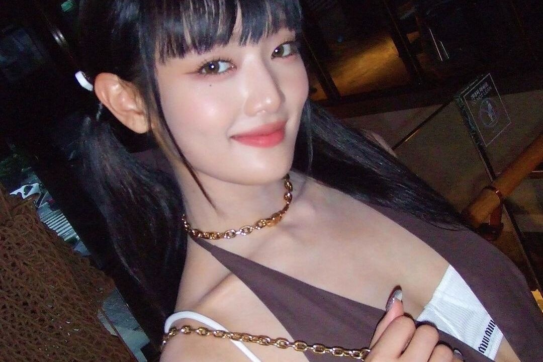 Nu ca si Thai Lan lo noi y khi dien vay xe sau hinh anh