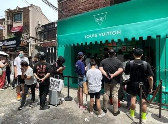 Gioi tre Trung Quoc bat chap de co tui Louis Vuitton voi gia re hinh anh