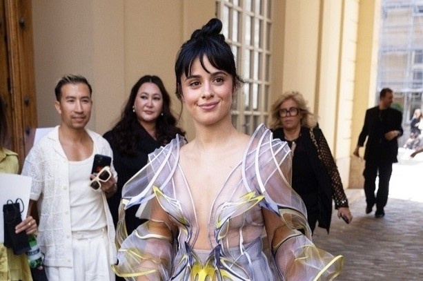 Vay ao xe nguc giup nghe si noi bat tai tuan le thoi trang hinh anh