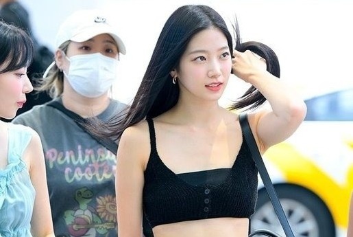 Nu than tuong Nhat Ban gay tranh luan vi mac ao nguc ra san bay hinh anh