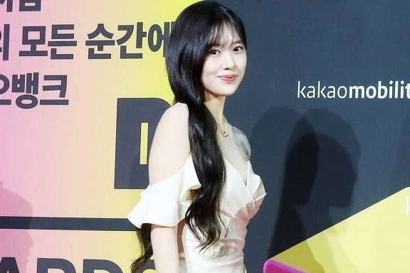 Nu than tuong Han gay chu y khi mac dam xe nguc hinh anh