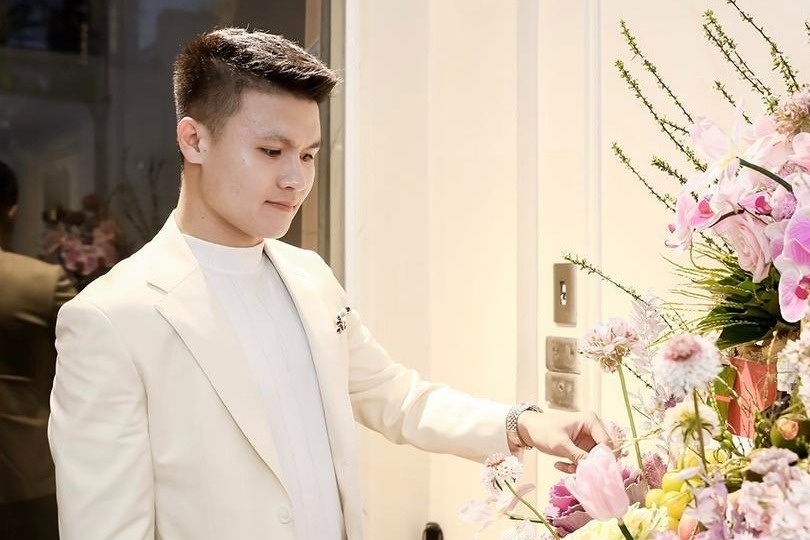 Quang Hai mang giay hieu nghin USD trong le dam ngo hinh anh