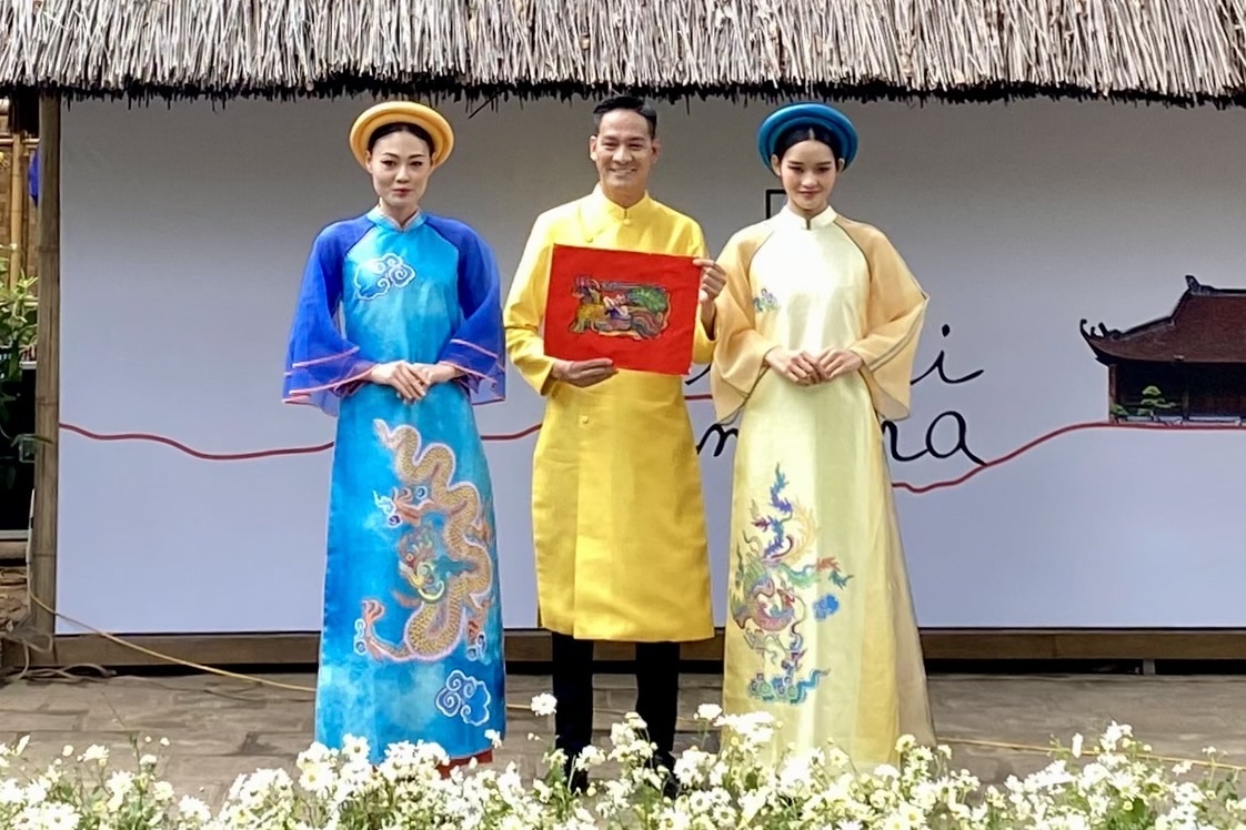 Hoa hau Ngoc Han co ao dai 'tranh do', Minh Hanh ra mat BST 'pho nui' hinh anh