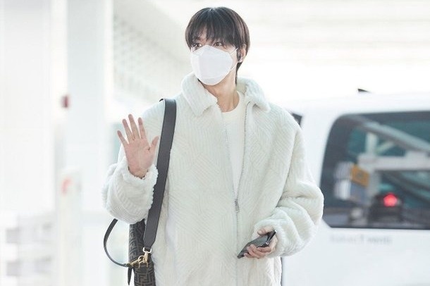 Thoi trang mua dong o san bay cua Lee Min Ho va loat sao Han hinh anh