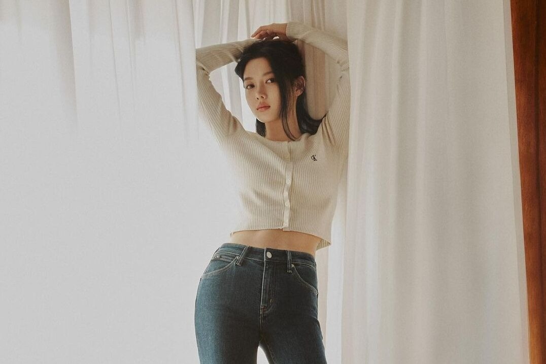 Kim Yoo Jung khoe co bung san chac trong anh chup tai Nha Trang hinh anh