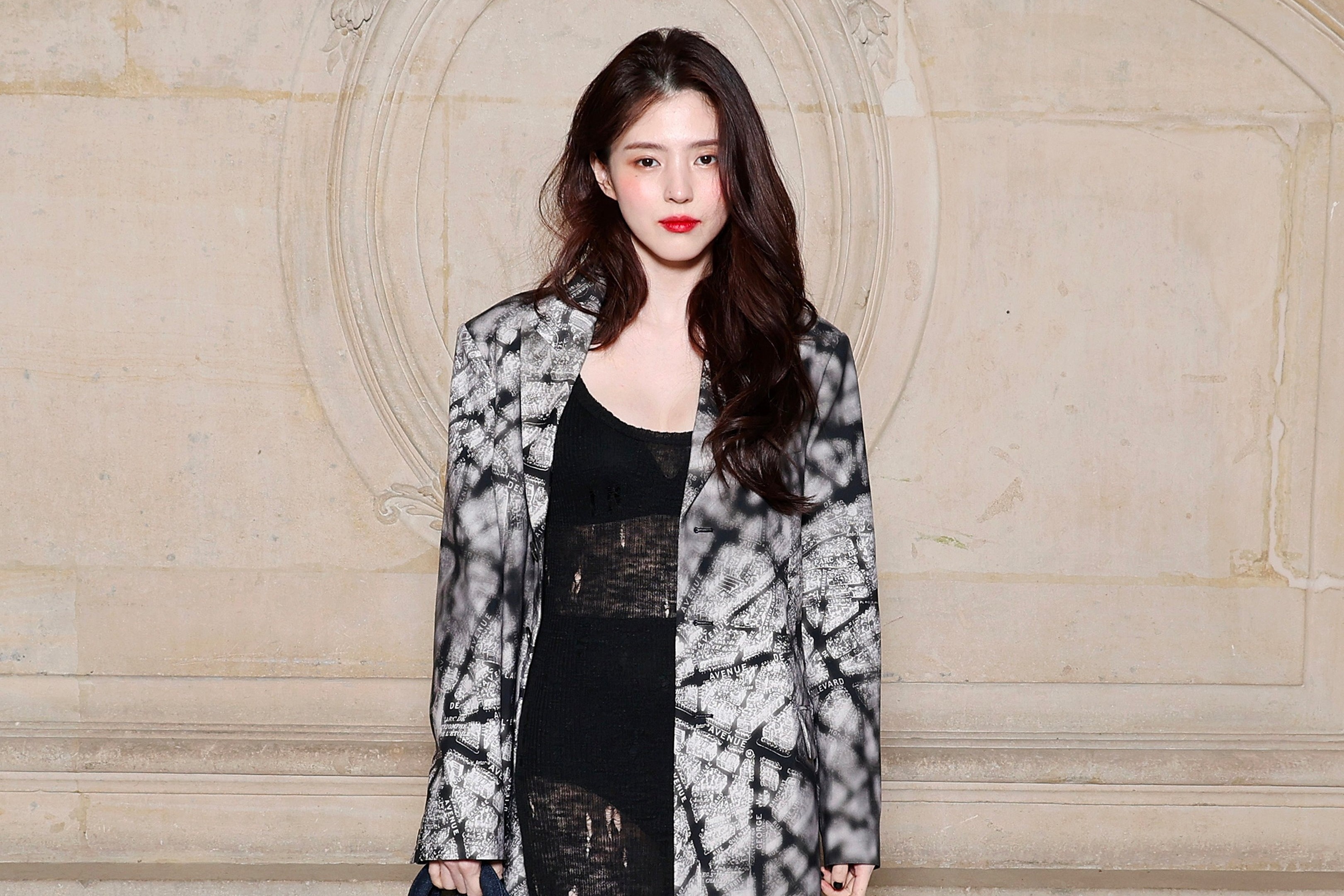 Han So Hee gay bao khi dien mot lo noi y o Paris hinh anh