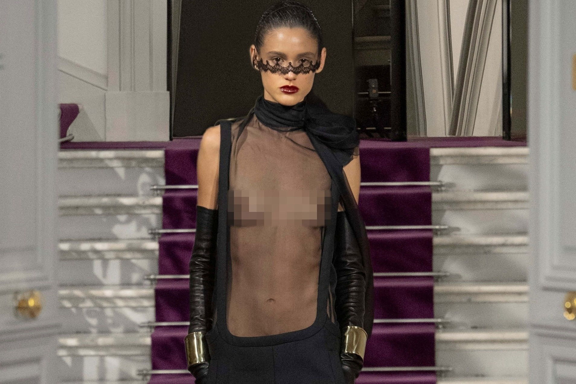 Loat nguoi mau dien vay xuyen thau tren san dien Paris hinh anh