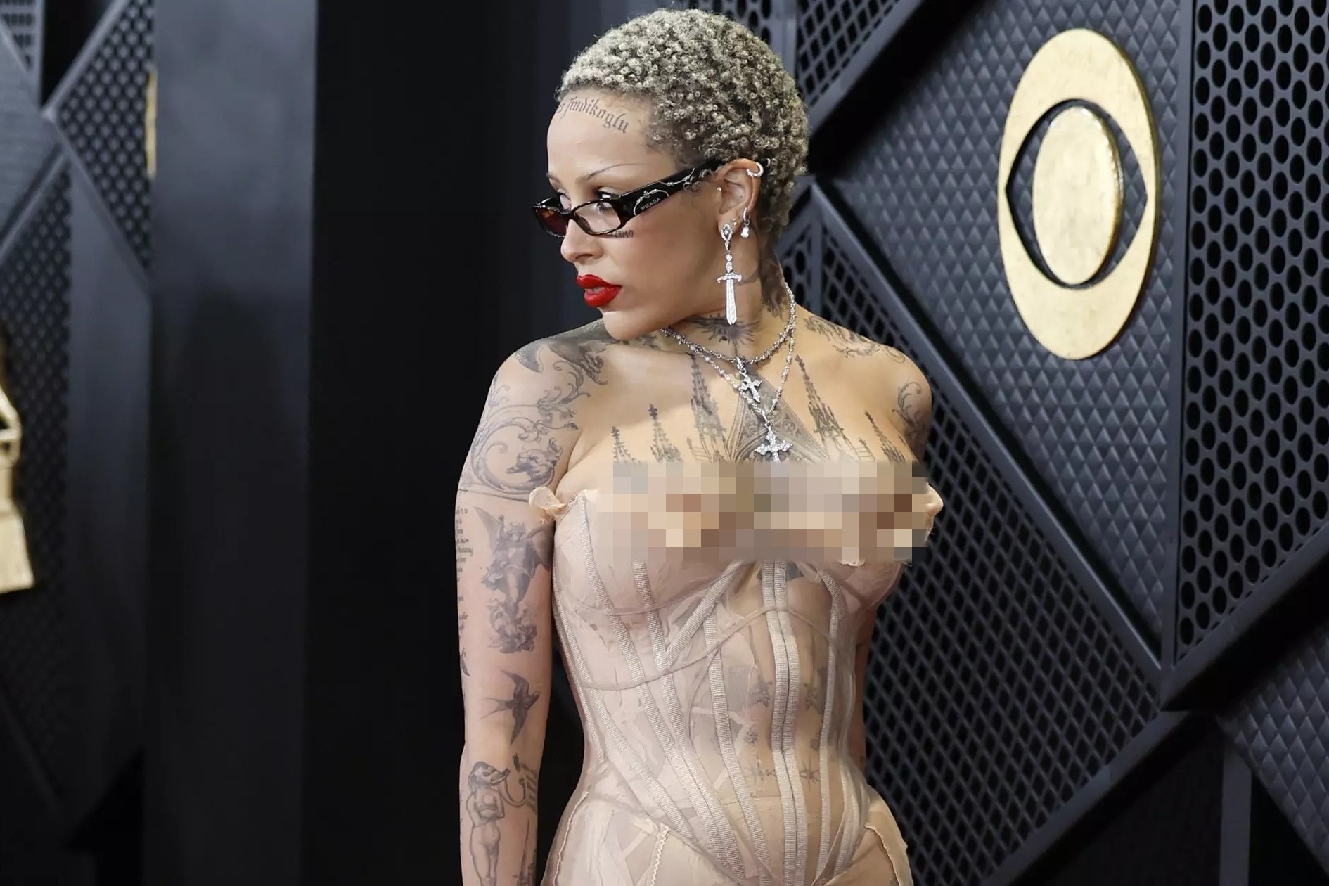 Vay nit nguc gay chu y tai Grammy hinh anh