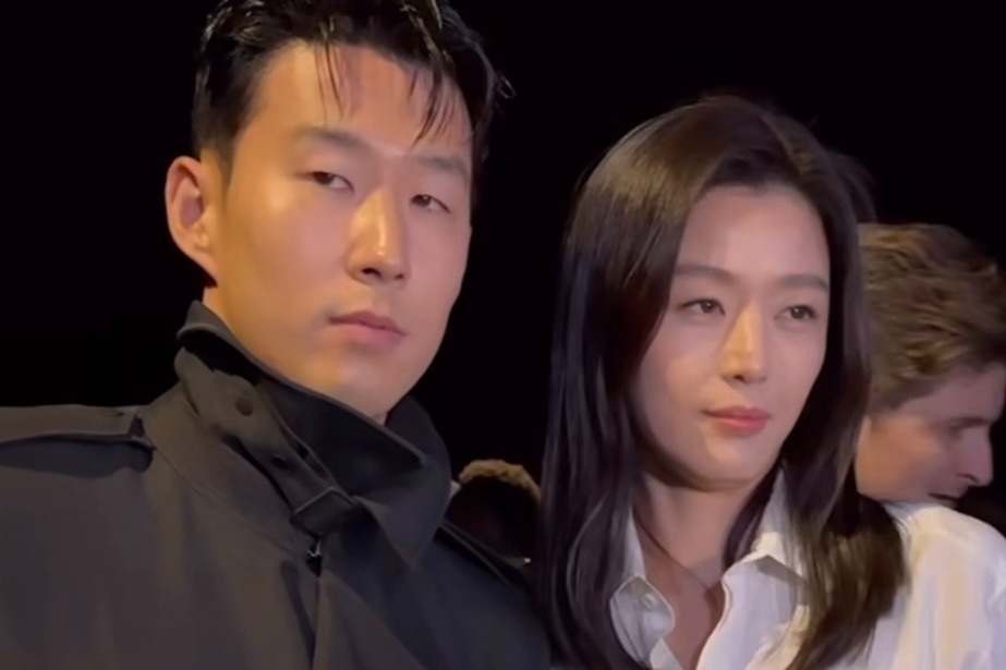 Ngon tay bi thuong cua Son Heung-min gay chu y tai show thoi trang hinh anh