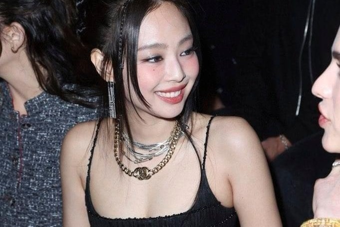 Jennie dien mot vay sieu ngan va cuoc chien voi Vuong Nhat Bac hinh anh