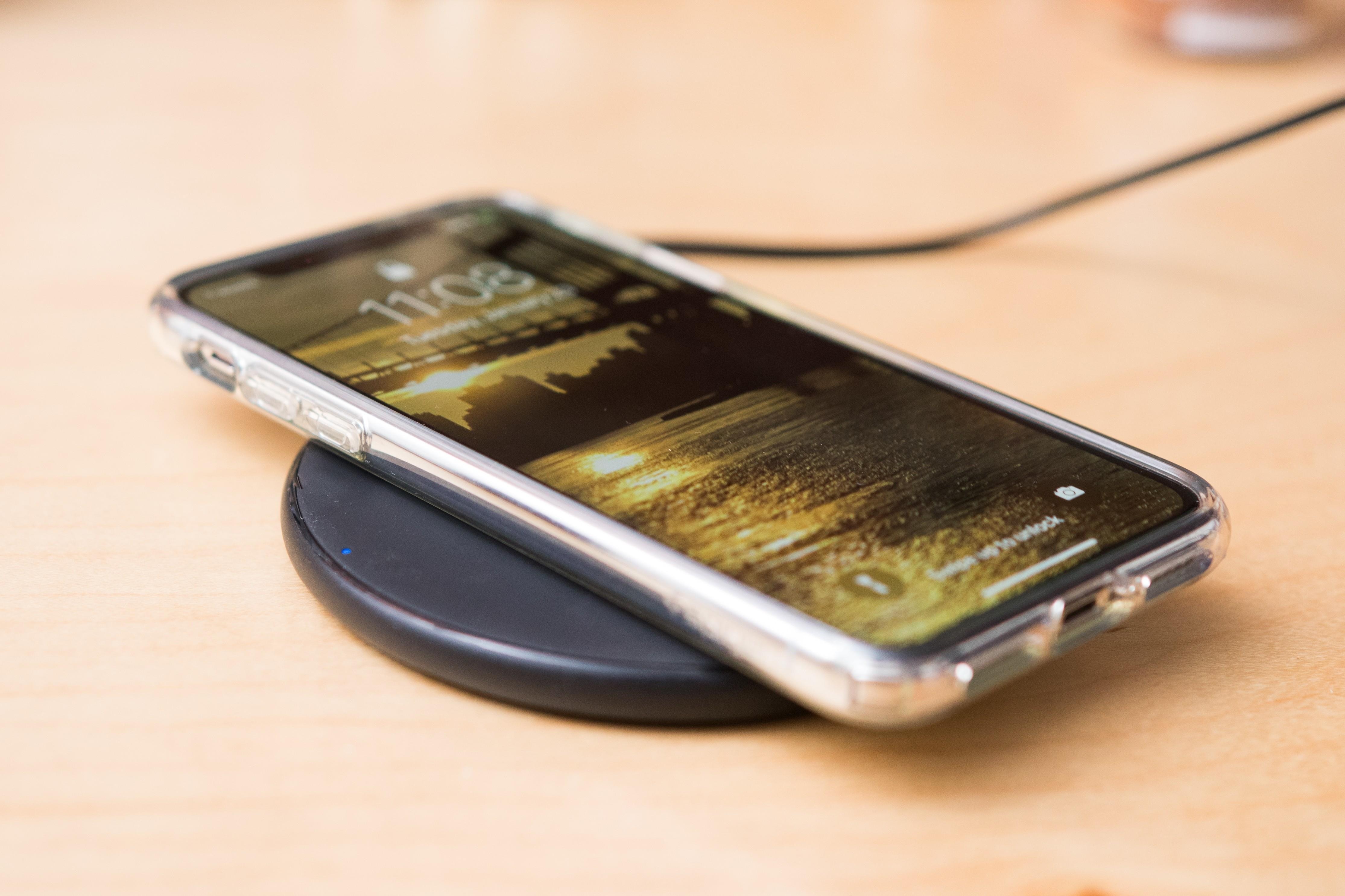 Sac dien thoai qua dem la dung hay sai? hinh anh