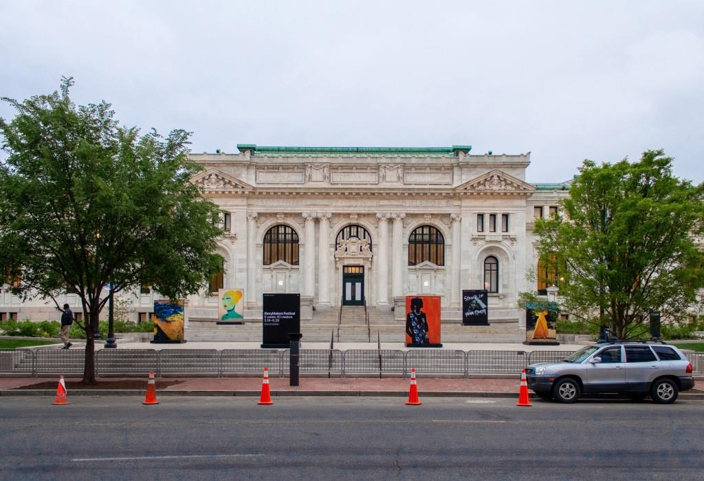 cua hang Apple Store ben trong thu vien anh 1