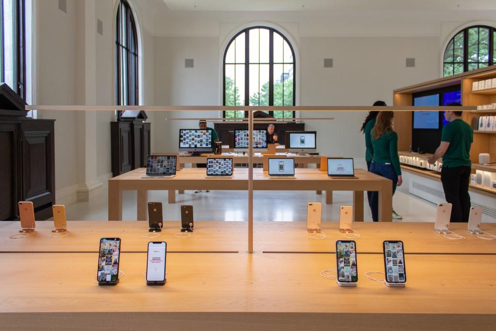 cua hang Apple Store ben trong thu vien anh 5