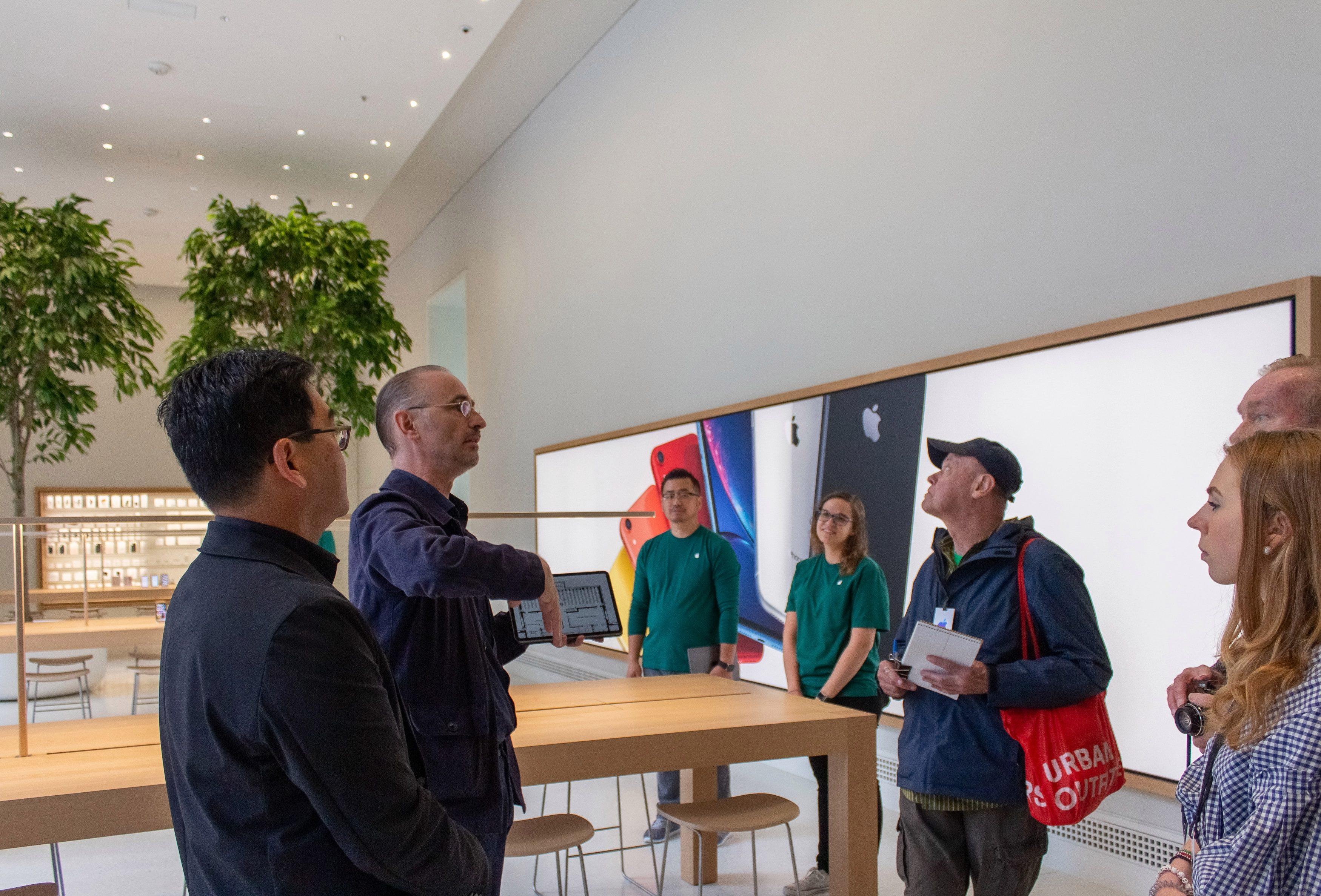 cua hang Apple Store ben trong thu vien anh 6
