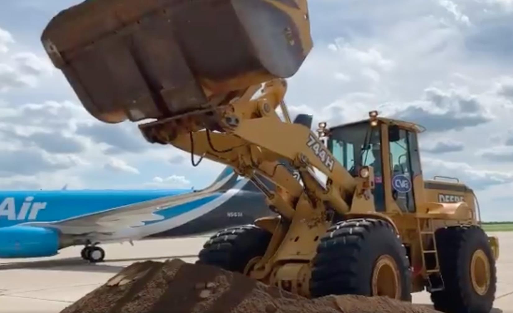 Jeff Bezos dieu khien may ui tai le khoi cong san bay hinh anh