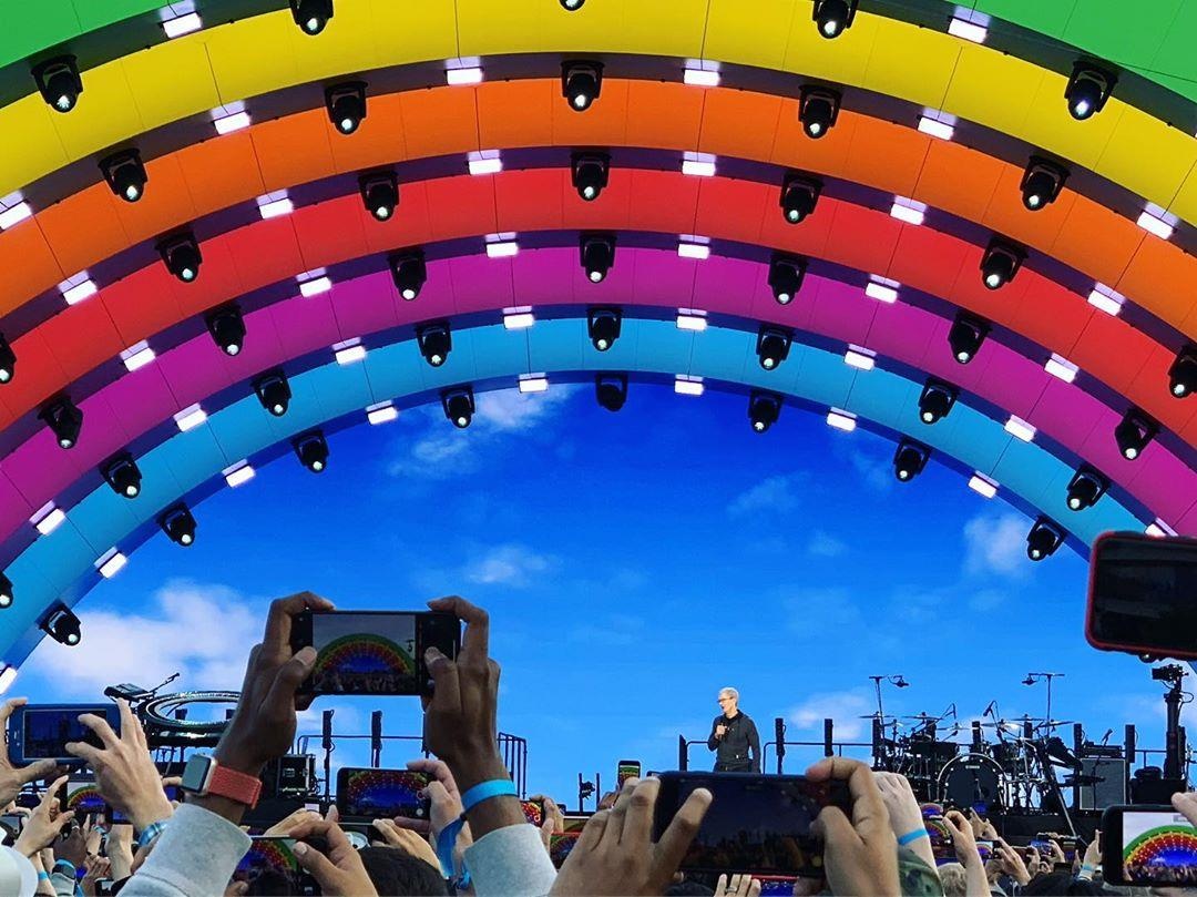 Apple Park 5 ty USD khai truong, lay sac cau vong lam chu dao hinh anh