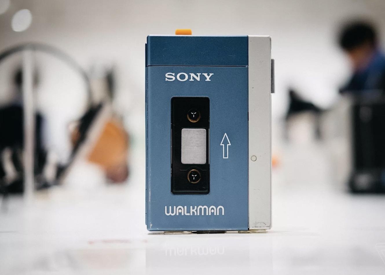 Con nho chiec may nghe nhac nay chung to ban da gia hinh anh