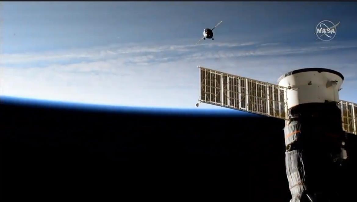 Phi hanh gia robot dau tien vua lai tau khong gian den tram ISS hinh anh