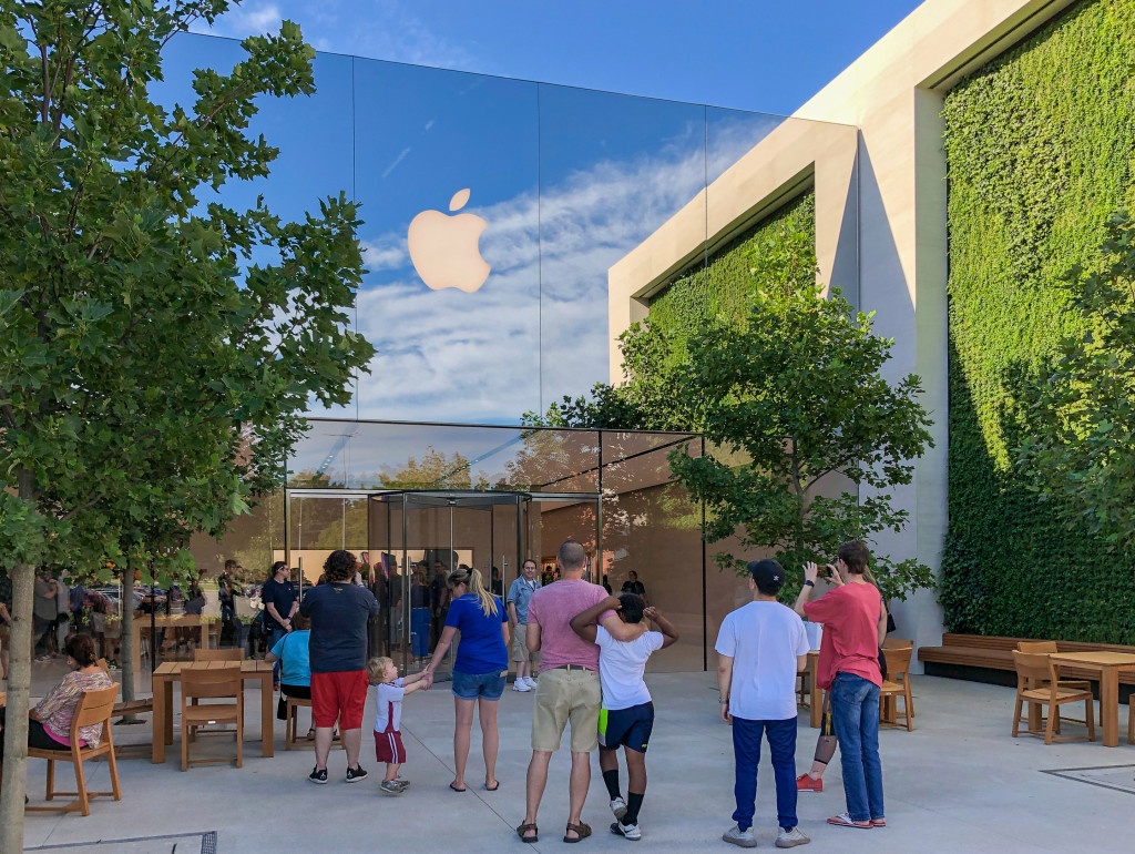 Ben trong Apple Store co mang xanh doc dao hinh anh