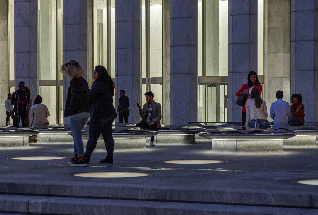 ben trong Apple Fifth Avenue anh 3