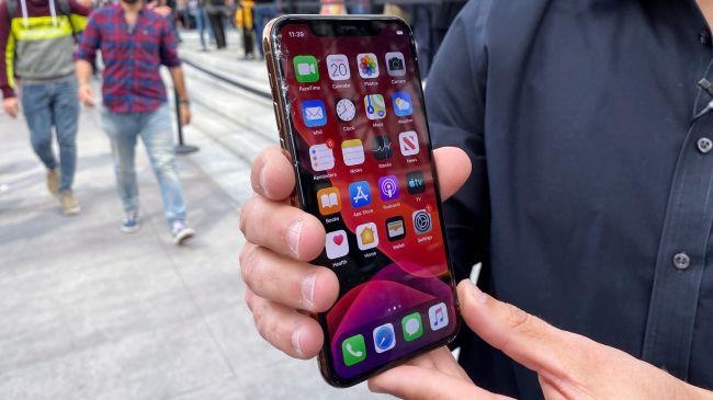 Man hinh iPhone 11 Pro vo nat sau cu roi nhe ben them Apple Store hinh anh
