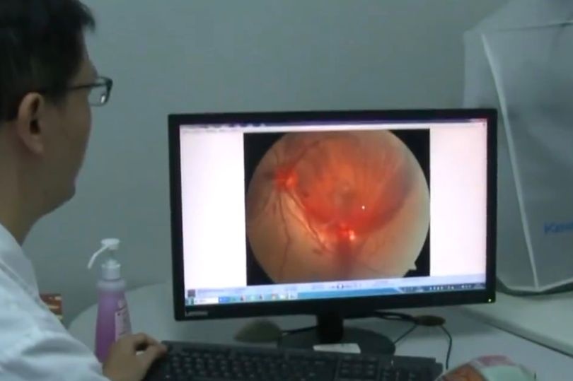 bị mù vì sử dụng điện thoại ảnh 1 bi mu vi su dung dien thoai anh 1