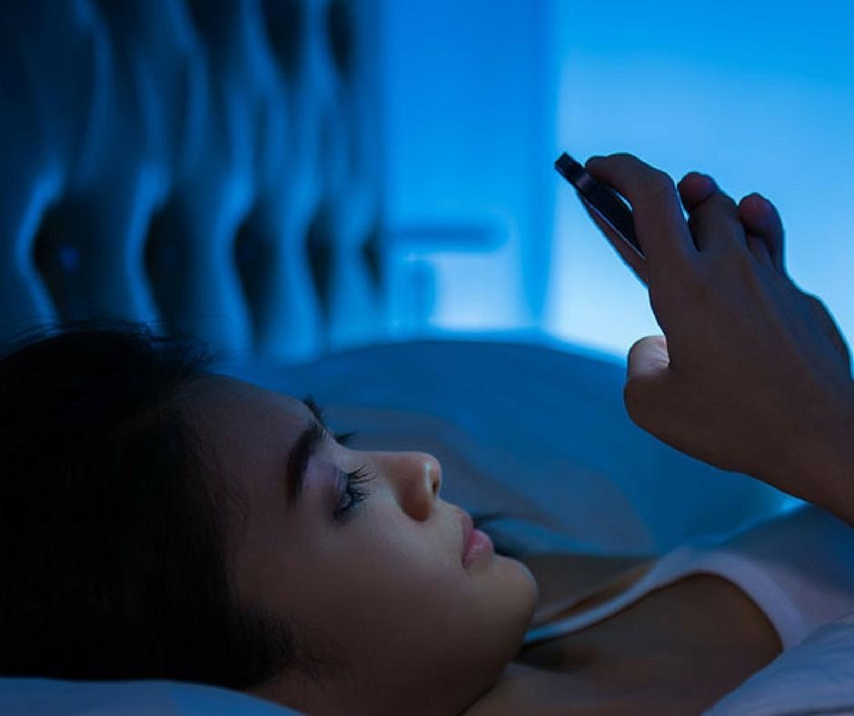 Co gai bi mu tam thoi vi dung dien thoai suot dem hinh anh