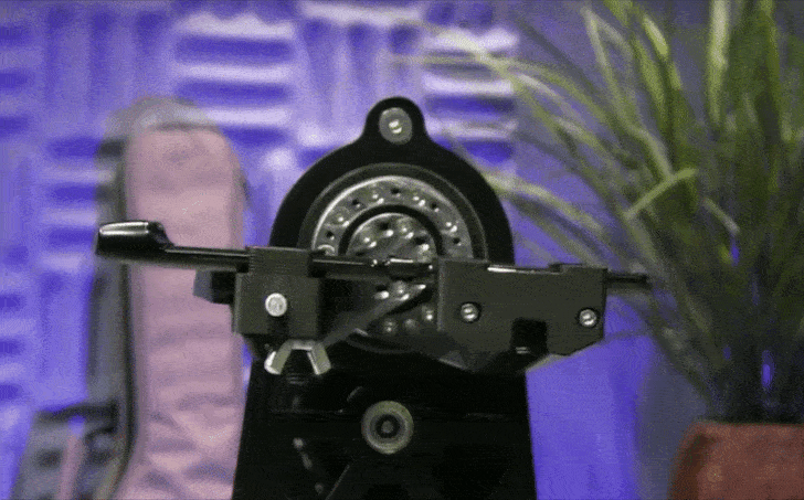 Motorola Razr hong sau 27.000 lan gap, kem xa Galaxy Fold hinh anh