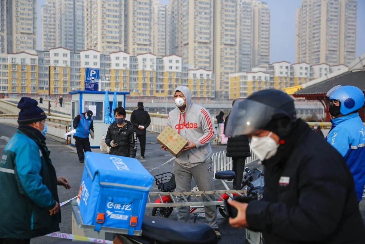 Tranh virus corona, nguoi TQ nam nha mua bao cao su, may choi game hinh anh