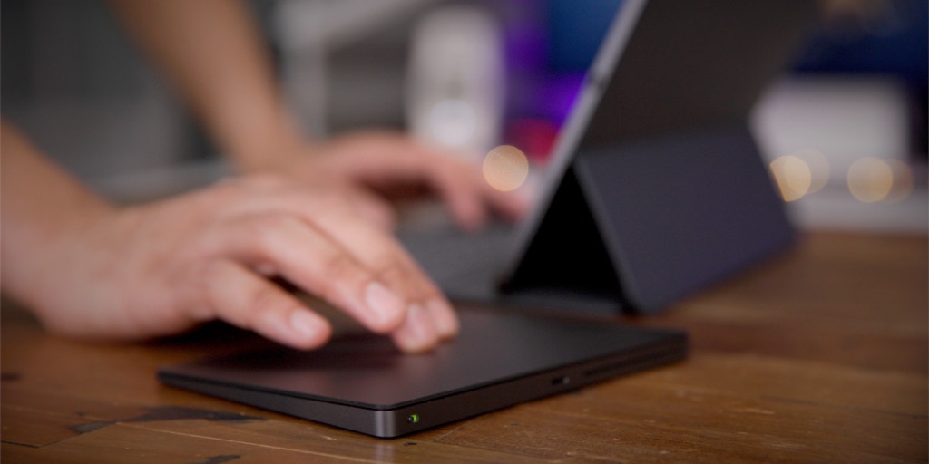 iOS 13.4 va iPadOS 13.4 ra mat, iPad da co the dung trackpad hinh anh