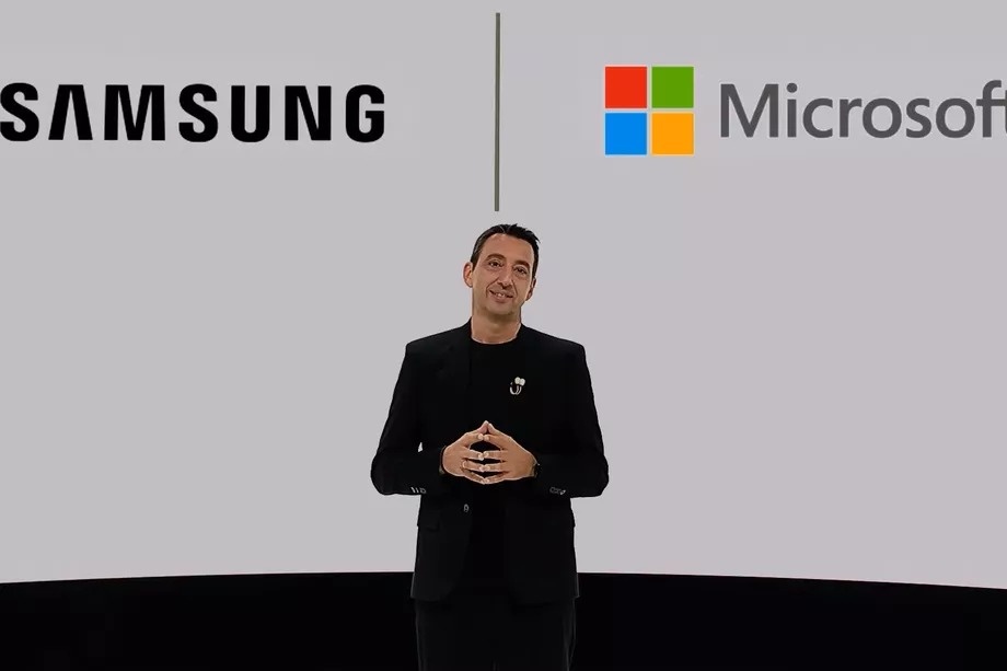 Day la luc Microsoft va Samsung can nhau hon bao gio het hinh anh
