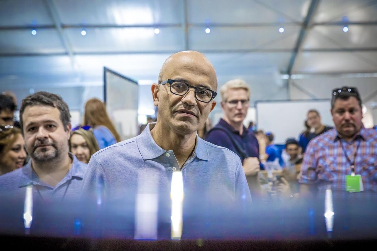 CEO Microsoft ngu gat khi lam viec tai nha hinh anh