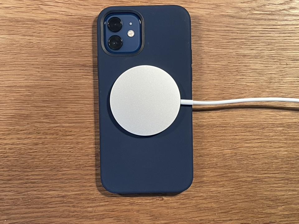 Sac MagSafe tren iPhone 12 co the pha hong op lung, the tin dung hinh anh